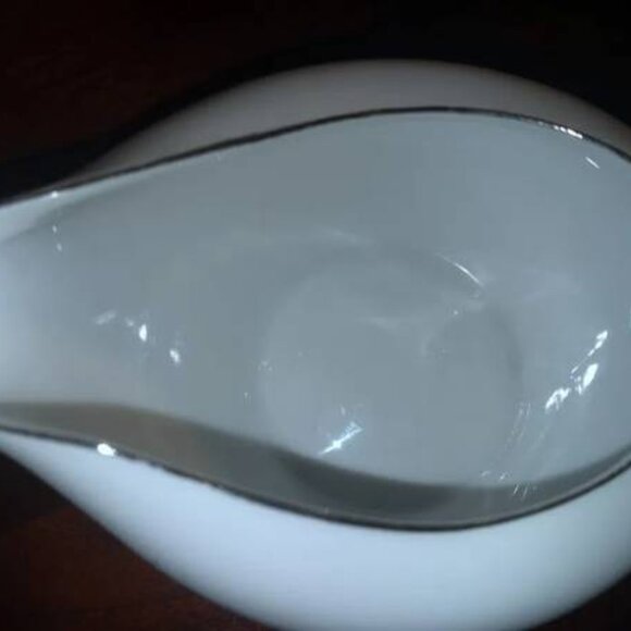 Nice 1960s Castlecourt Wheat Spray Pattern Fine China Creamer or Gravy Boat - Picture 6 of 12